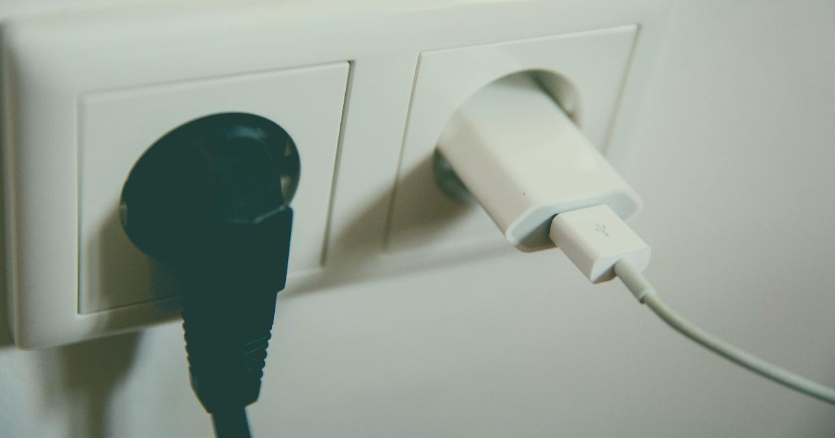 Lasci il caricabatterie del telefono attaccato alla presa? È un piccolo ladro che consuma energia come non ti aspetti
