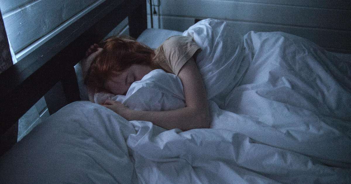 Dormire con una coperta pesante migliora il sonno e riduce l’ansia: lo studio
