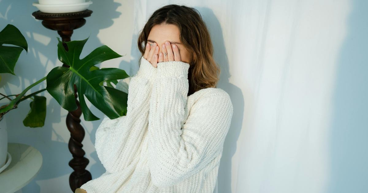 Farsi fotografare è un incubo? La psicologia spiega perché odiamo gli scatti