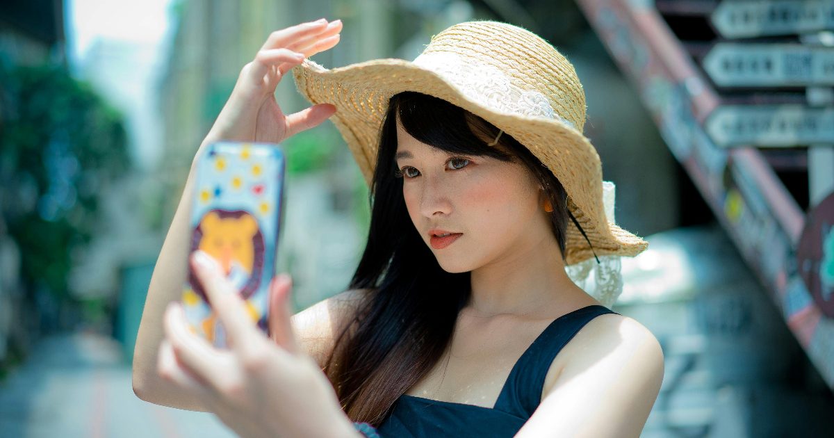 Vuoi un selfie perfetto? La scienza dice di mostrare la guancia sinistra