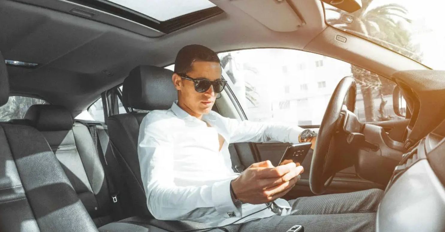 Quando torna a casa rimane seduto in macchina per 10 minuti: lei chiede il divorzio