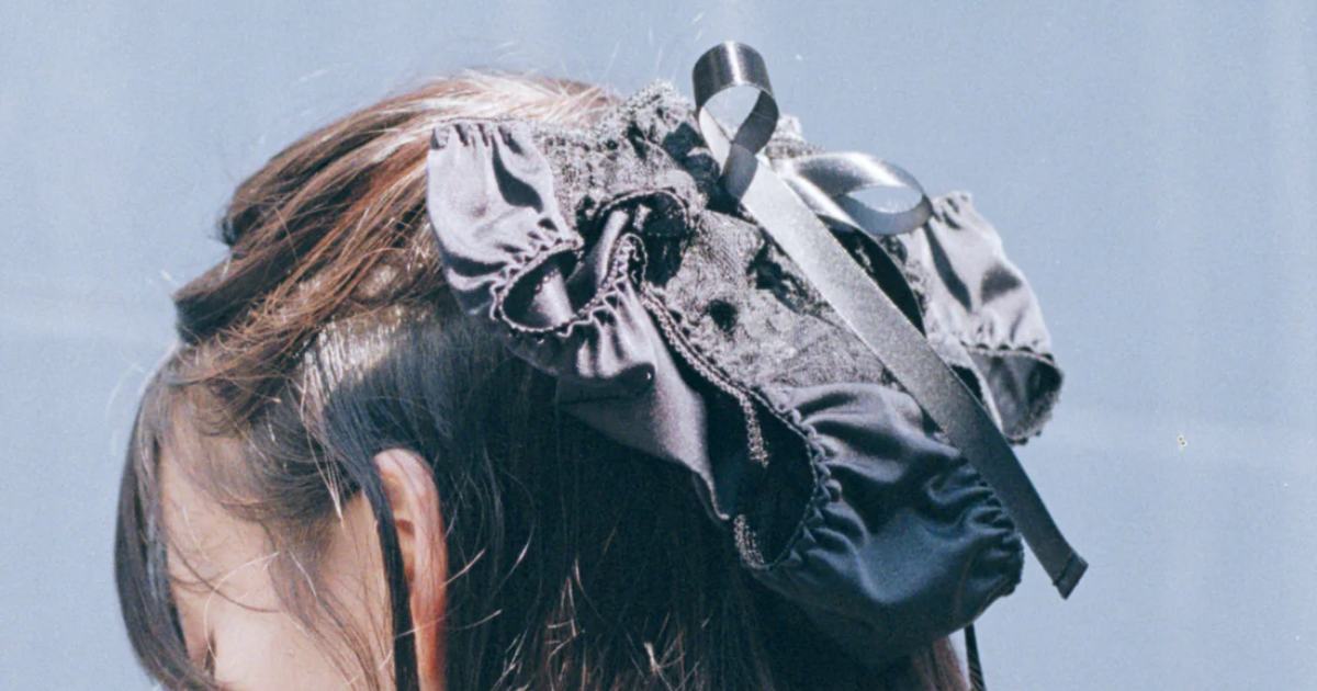 Marchio di moda trasforma la biancheria intima femminile in costosi accessori per capelli