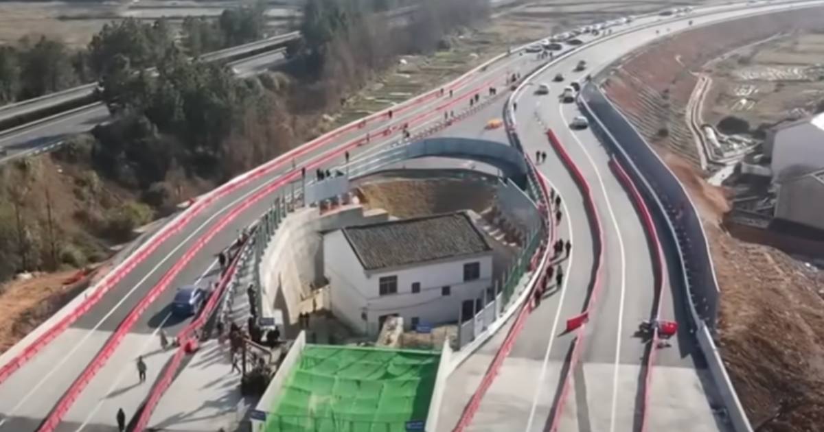 Il proprietario della famosa casa in mezzo all’autostrada si è trasferito: fine di una battaglia infinita