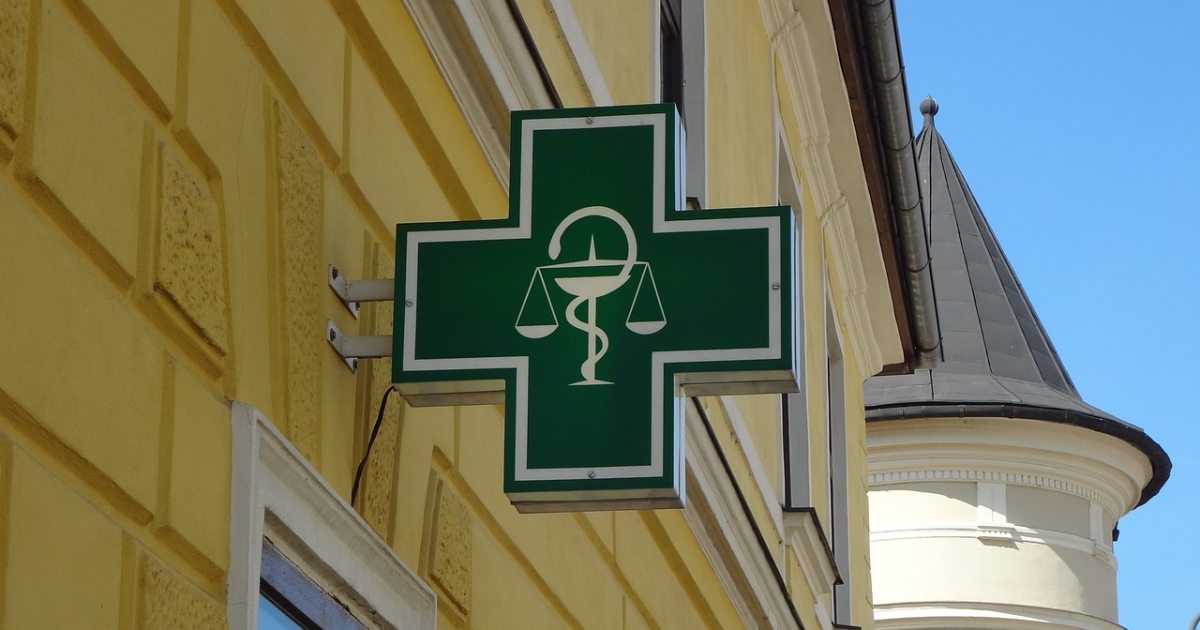 Farmacia rivela la sua relazione segreta: marito traditore accusa il negozio di “invasione della privacy”