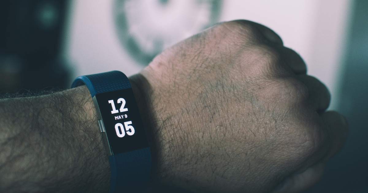 Gli cade lo smartwatch e lancia l’SOS: lo cercano sei ore nei boschi ma lui era a letto e stava dormendo Smartwatch lancia l’allarme: sei ore di ricerche per un uomo che dormiva