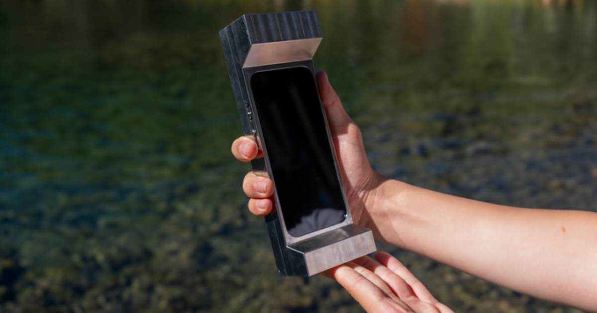 Questa “comoda” custodia per cellulari da 2,7 kg potrebbe frenare la tua dipendenza dallo smartphone