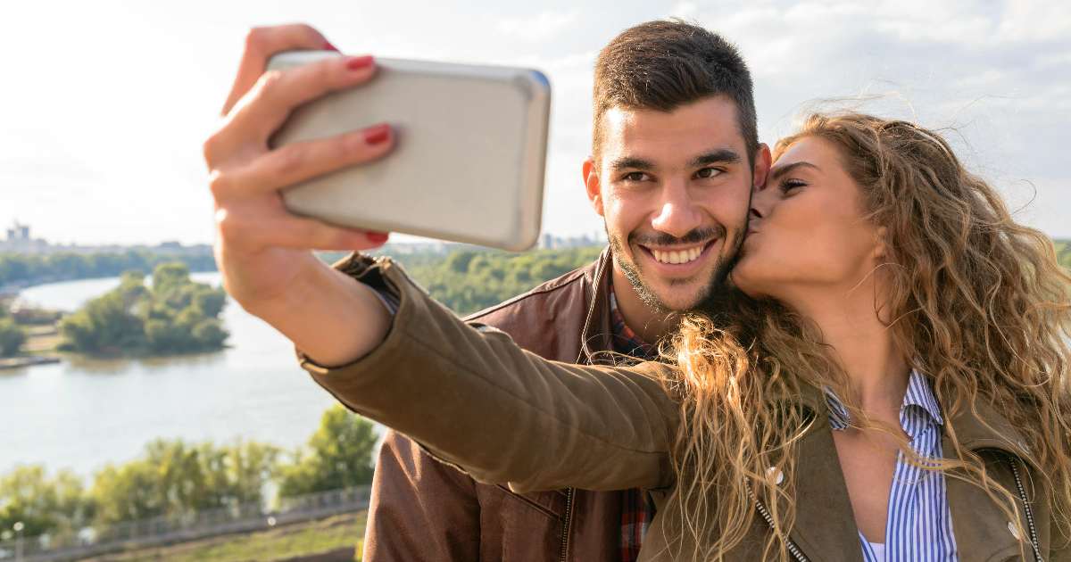 Gen Z e amore “in incognito”: perché postare selfie di coppia è out
