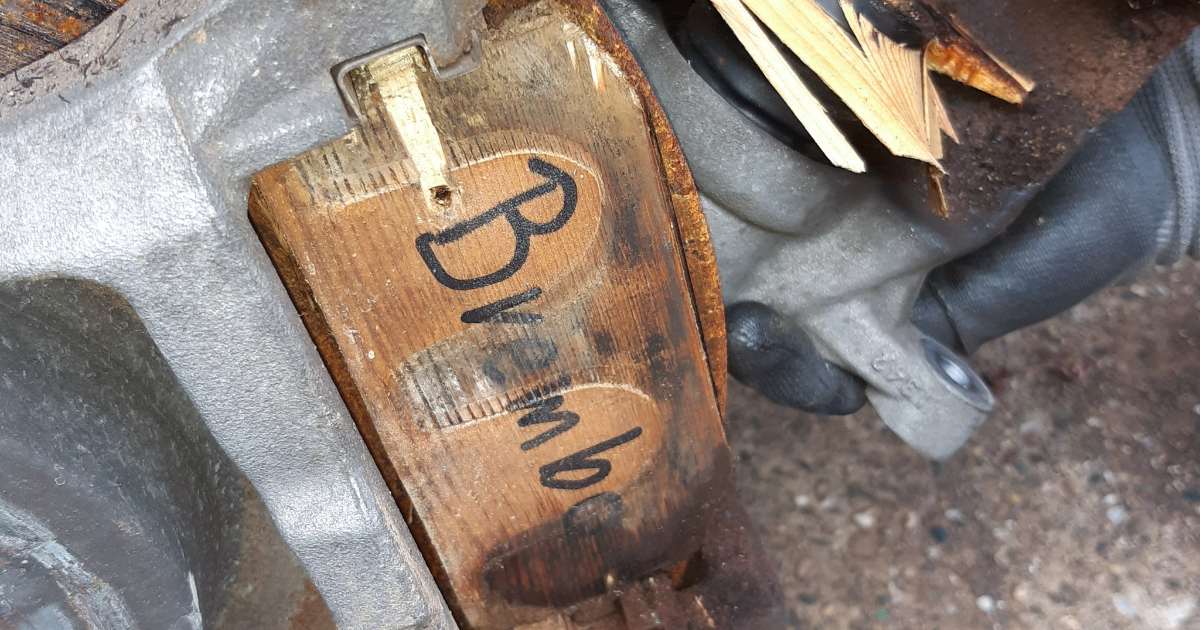 Scopre che il SUV di lusso appena acquistato ha le pastiglie dei freni in legno [+FOTO]