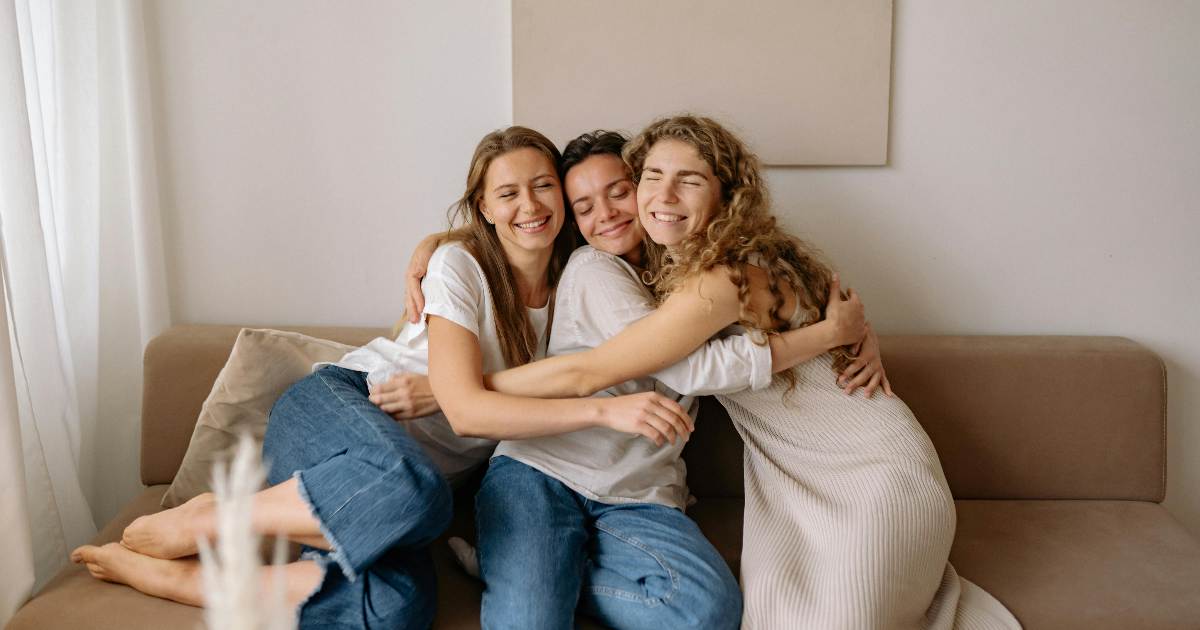 Di quanti abbracci abbiamo bisogno al giorno per combattere ansia, depressione e solitudine?