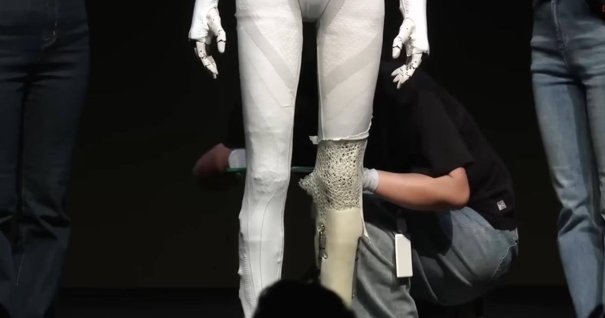 Robot umanoide iperrealistico aperto sul palco per dimostrare che non c’è nessun umano dentro [+VIDEO]