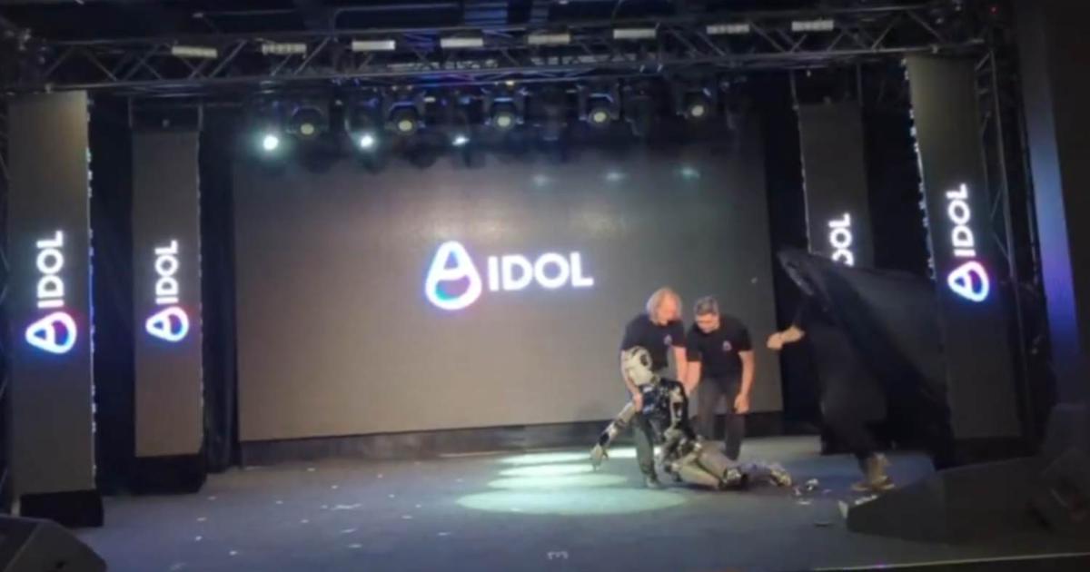 Il primo robot umanoide russo con IA cade a faccia in giù pochi secondi dopo la sua presentazione [+VIDEO]