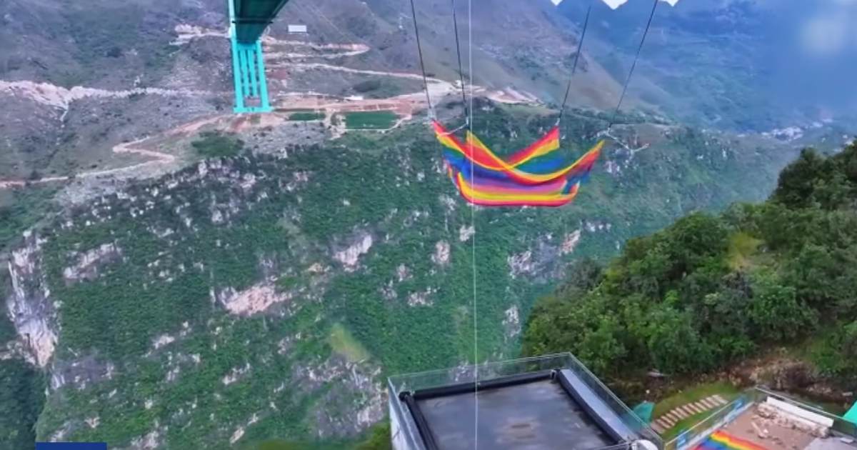 Il bungee jumping senza corda dal ponte più alto del mondo finisce nella bufera