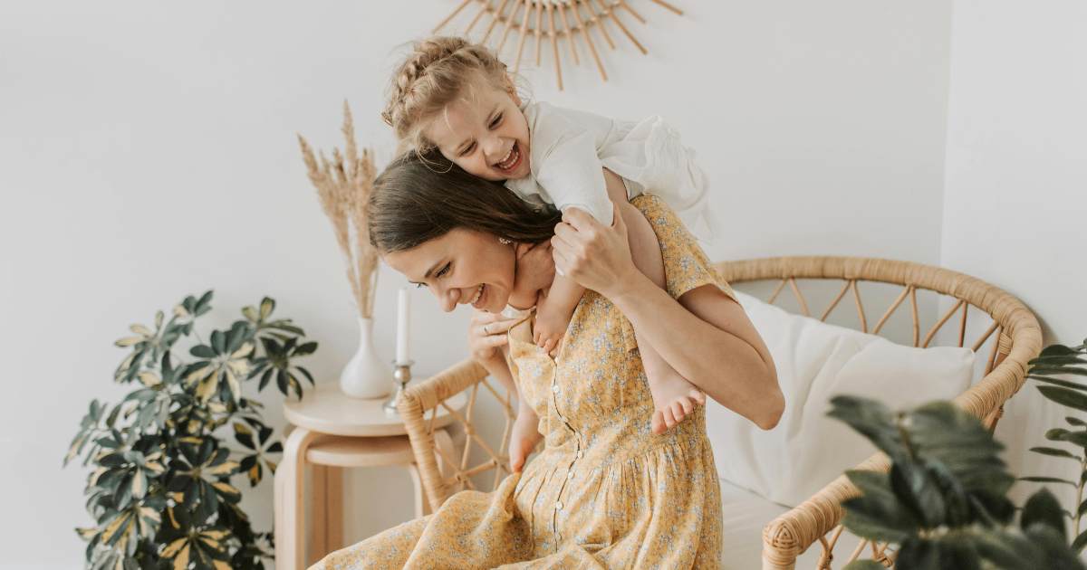 È tempo di “She-cession”: le donne lasciano il lavoro (pagato) per risparmiare sulla cura dei figli