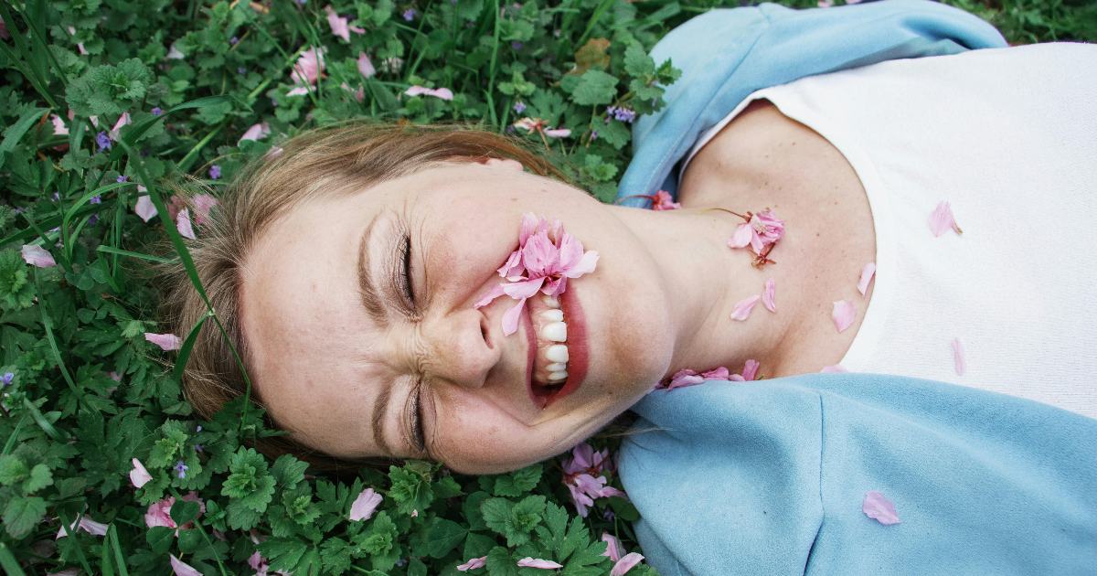 Toccare l’erba: la Generazione Z riscopre la natura (a forza di meme)