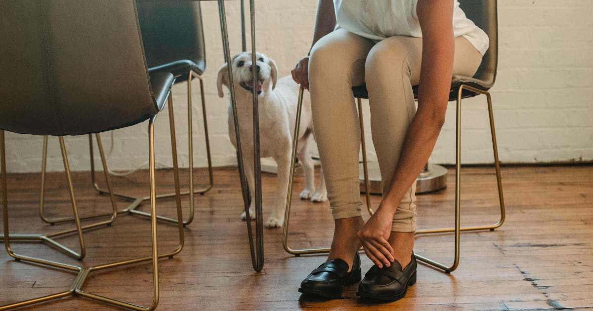 Togliersi le scarpe in ufficio: la nuova moda che rende più felici e creativi