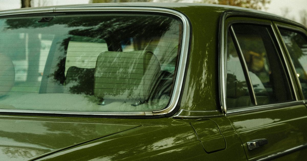 A cosa servono le righe sul lunotto posteriore dell’auto? No, non sono decorative