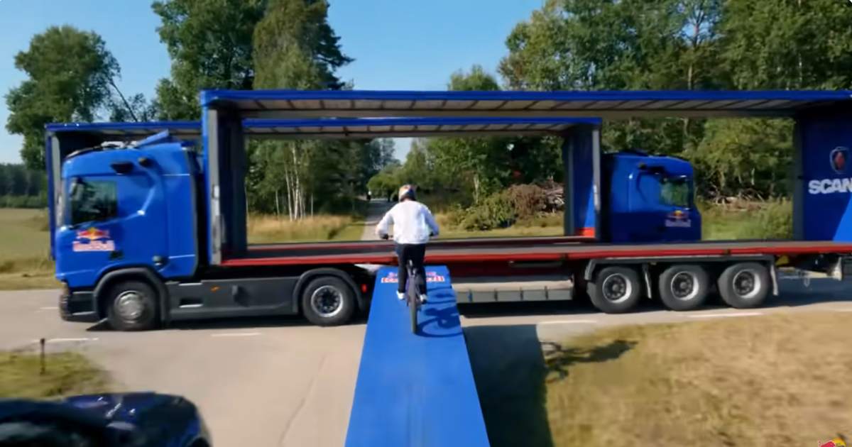 In bici salta tra due camion a guida autonoma che corrono a tutta velocità [+VIDEO]
