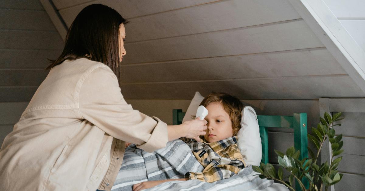 Perché le donne capiscono subito se non stai bene: la scienza dietro l’intuizione