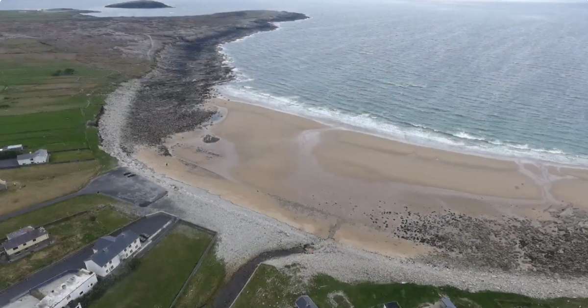 La spiaggia che scompare ogni inverno (e non si sa quando tornerà)
