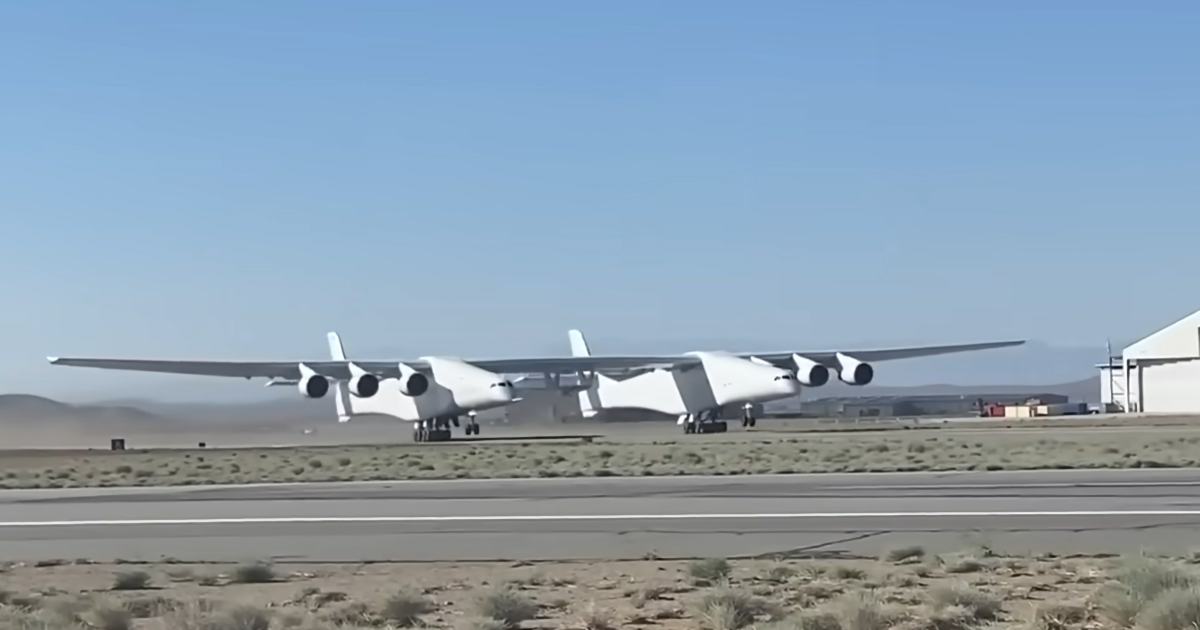 Stratolaunch ROC: l’aereo più largo del mondo che sfida il campo da football