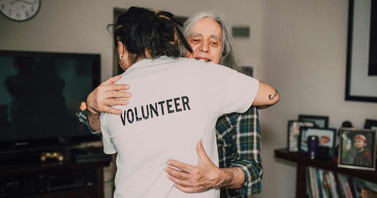 Vuoi mantenere giovane il cervello? Basta aiutare gli altri!