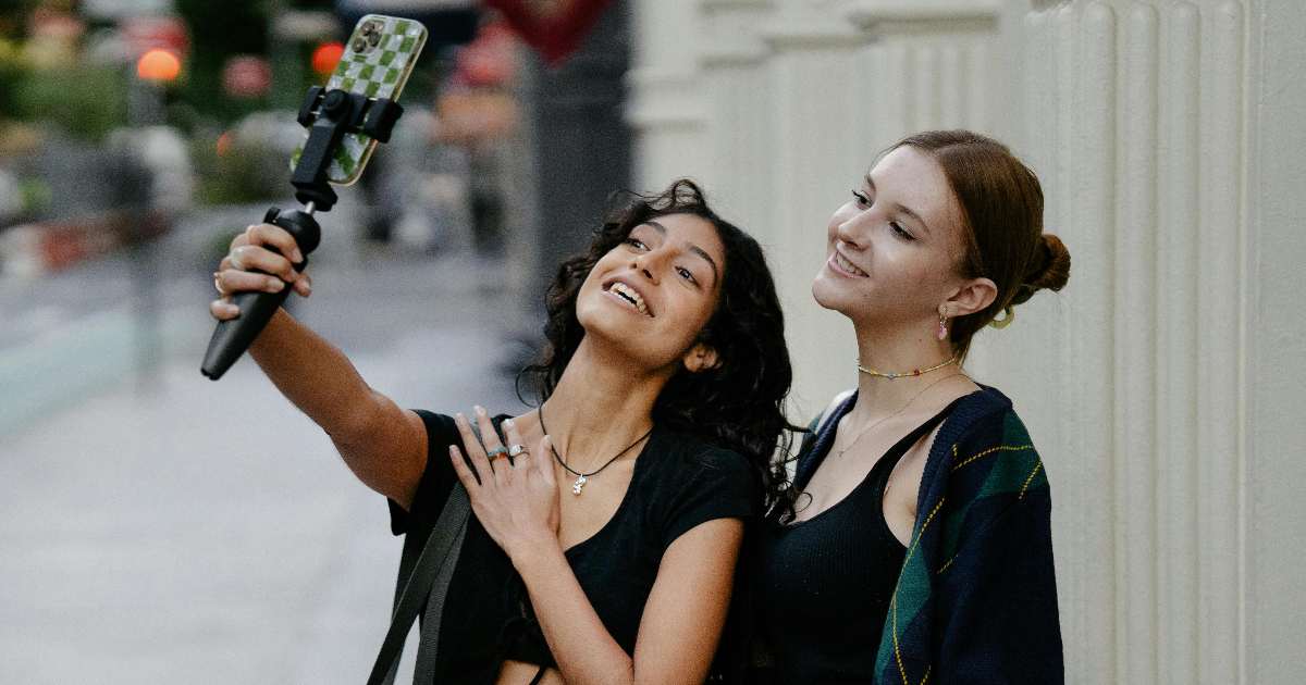 Smettila di filmare tutto: potresti ritrovarti senza amici