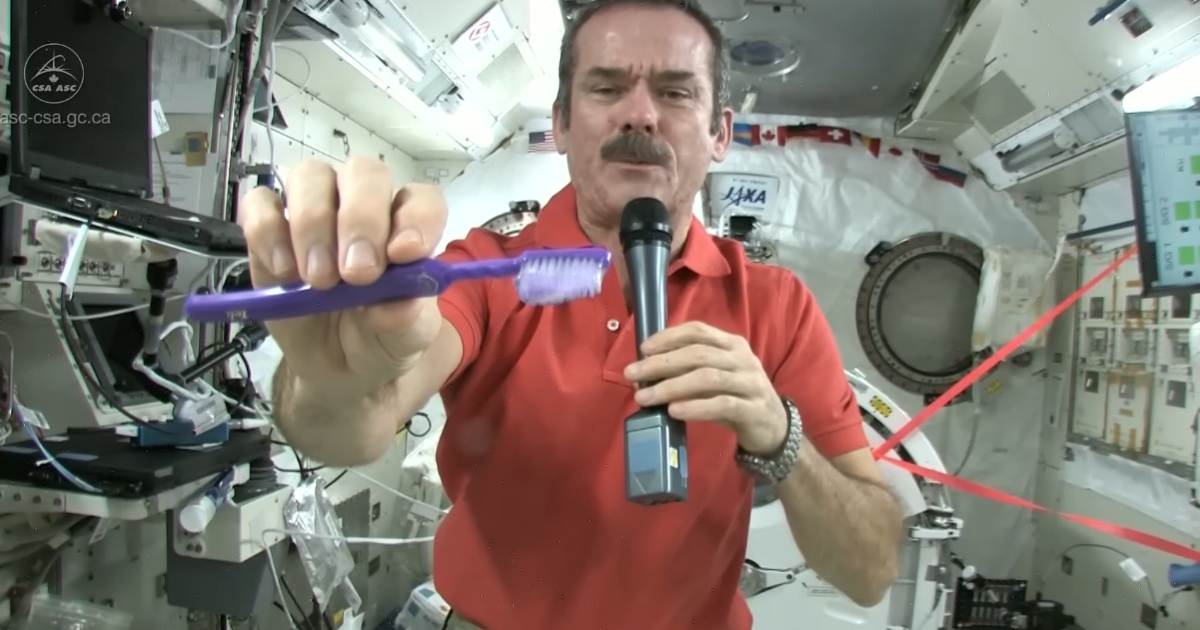 Come si lavano i denti gli astronauti nello Spazio? Quando lo spazzolino sfida la gravità [+VIDEO]