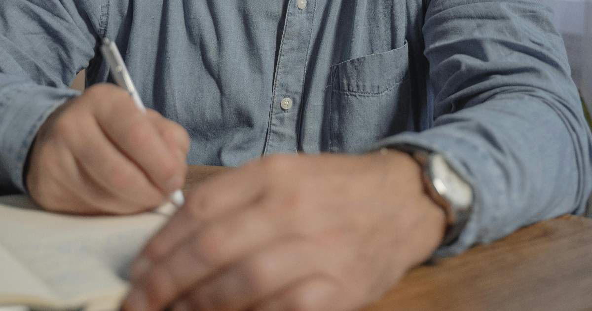 Prendere appunti su gusti e segreti della partner: il nuovo trend d’amore virale