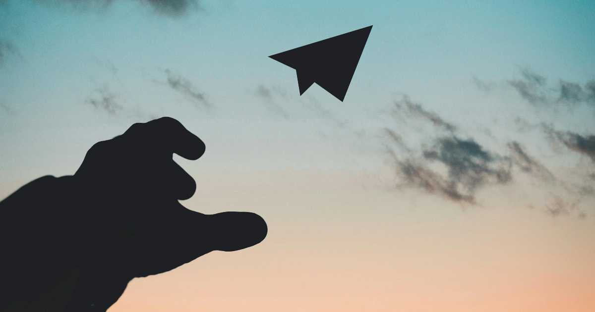 Adolescenti appassionati di aeroplanini di carta battono due record mondiali storici in meno di due mesi