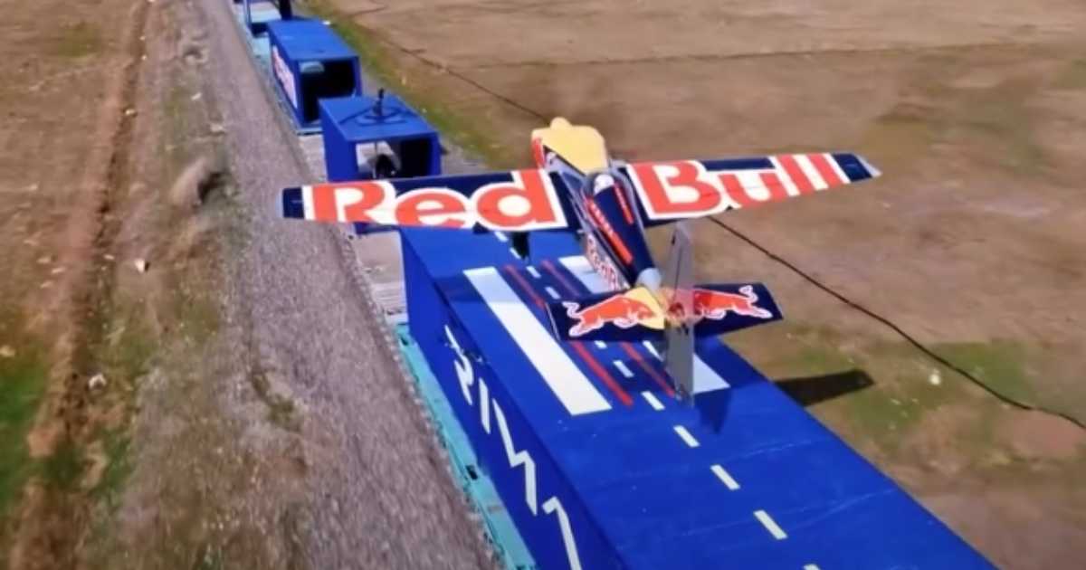 Dario Costa è diventa il primo pilota ad atterrare con un aereo su un treno in movimento [+VIDEO]