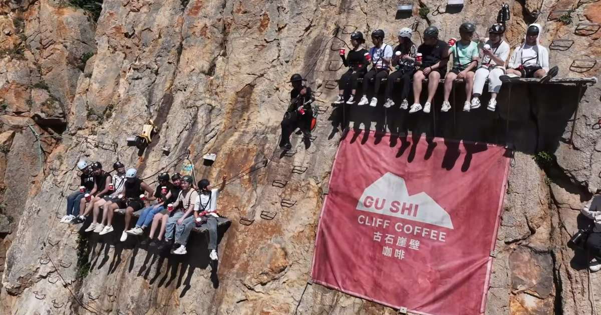 Il bar più pericoloso del mondo? In Cina si beve caffè sospesi su una scogliera