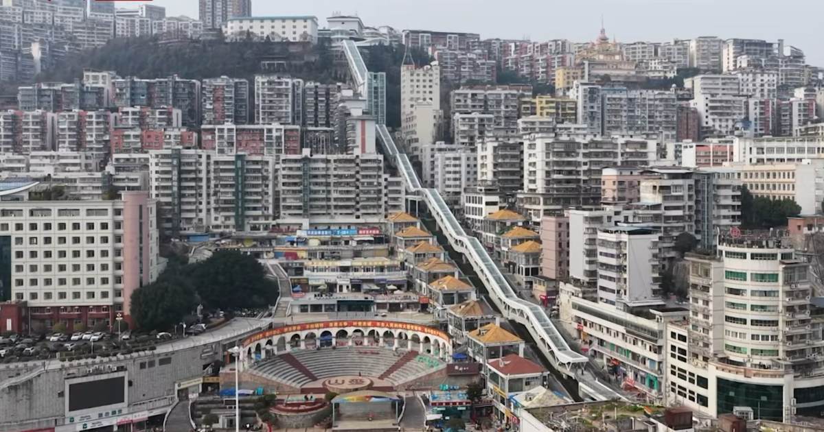 Questa città ha inaugurato la scala mobile più lunga del mondo: quasi un chilometro di salita