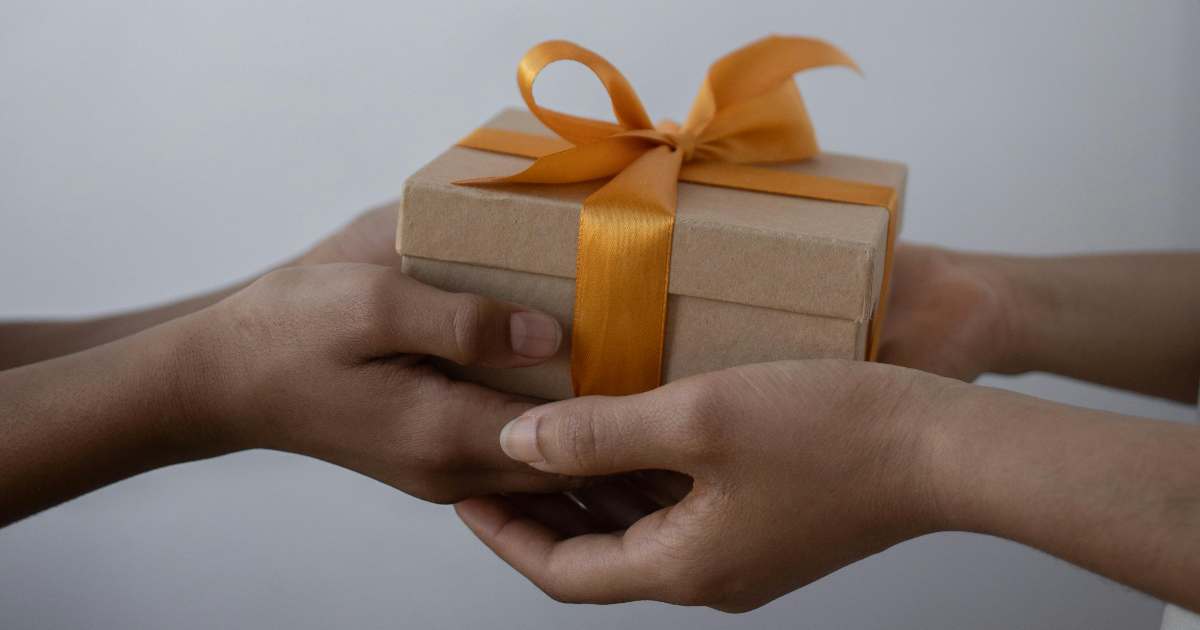 La scarsità ci rende più gentili? Lo studio che ribalta l’altruismo