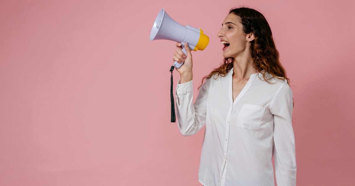 Usa per quasi due anni il megafono per insultare i vicini di notte: condannata