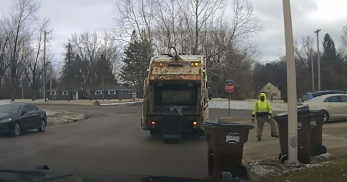 Fugge dalla polizia e si nasconde in un bidone: scoperto e denunciato dal netturbino [+VIDEO]