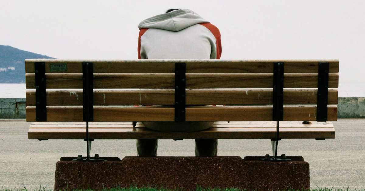 Panchine contro la solitudine nei parchi inglesi: il curioso sistema che fa parlare gli sconosciuti