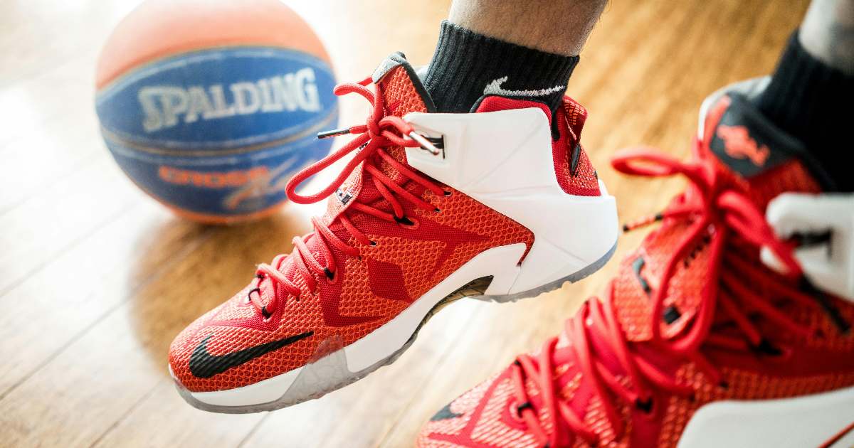 Ti sei mai chiesto perché le scarpe da basket “fischiano”? Colpa dei micro-fulmini