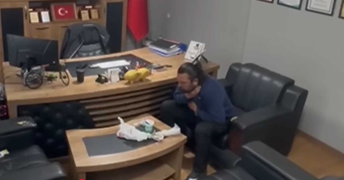 Si salva dal soffocamento da solo eseguendo la manovra di Heimlich su se stesso [+VIDEO]