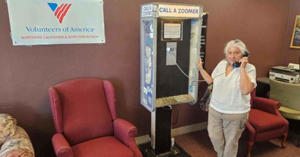 “Call a Boomer”: la cabina telefonica che collega gli studenti universitari con gli anziani