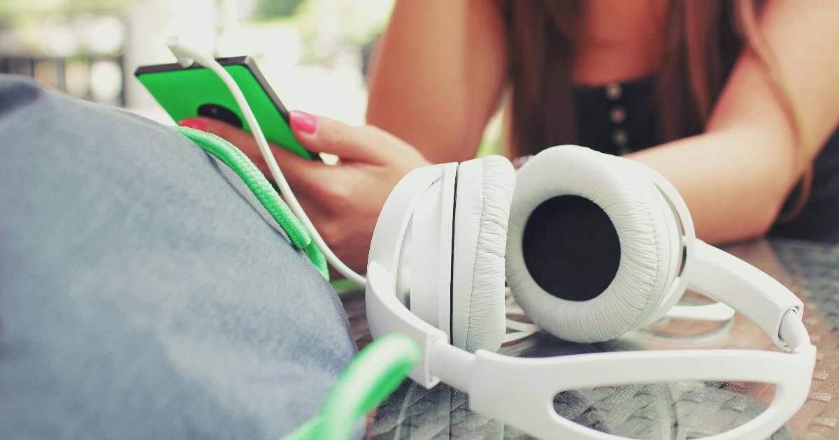 Le cuffie con il filo tornano inaspettatamente di moda: ora il cavetto è più cool del wireless
