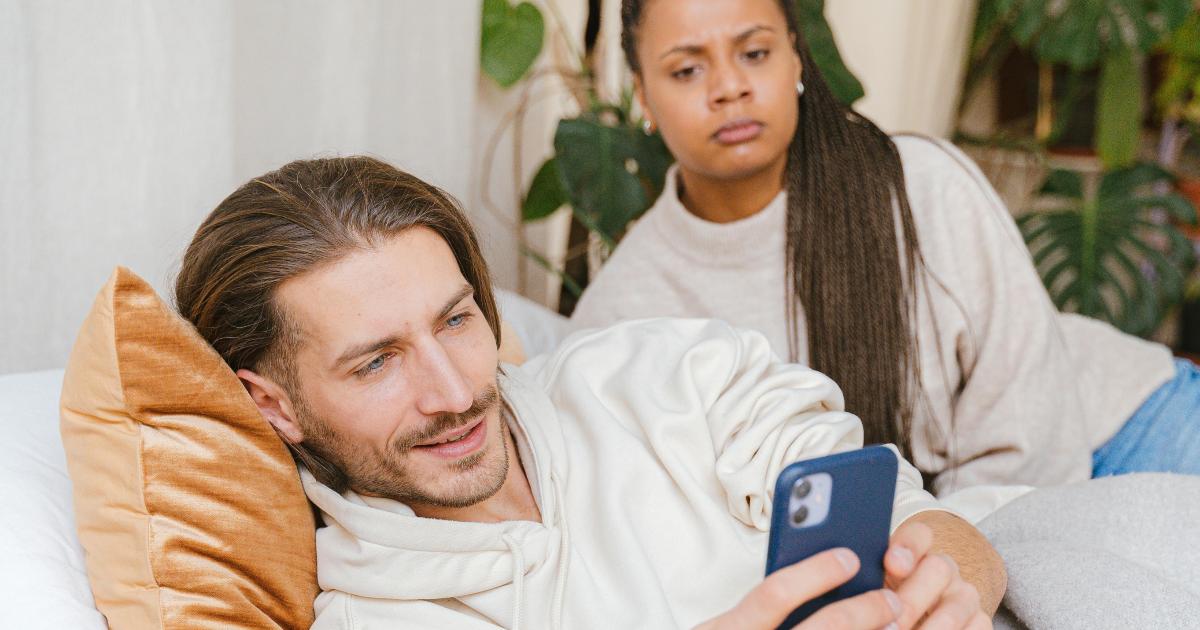 Phubbing e crisi di coppia: lo smartphone sta davvero rovinando le relazioni?