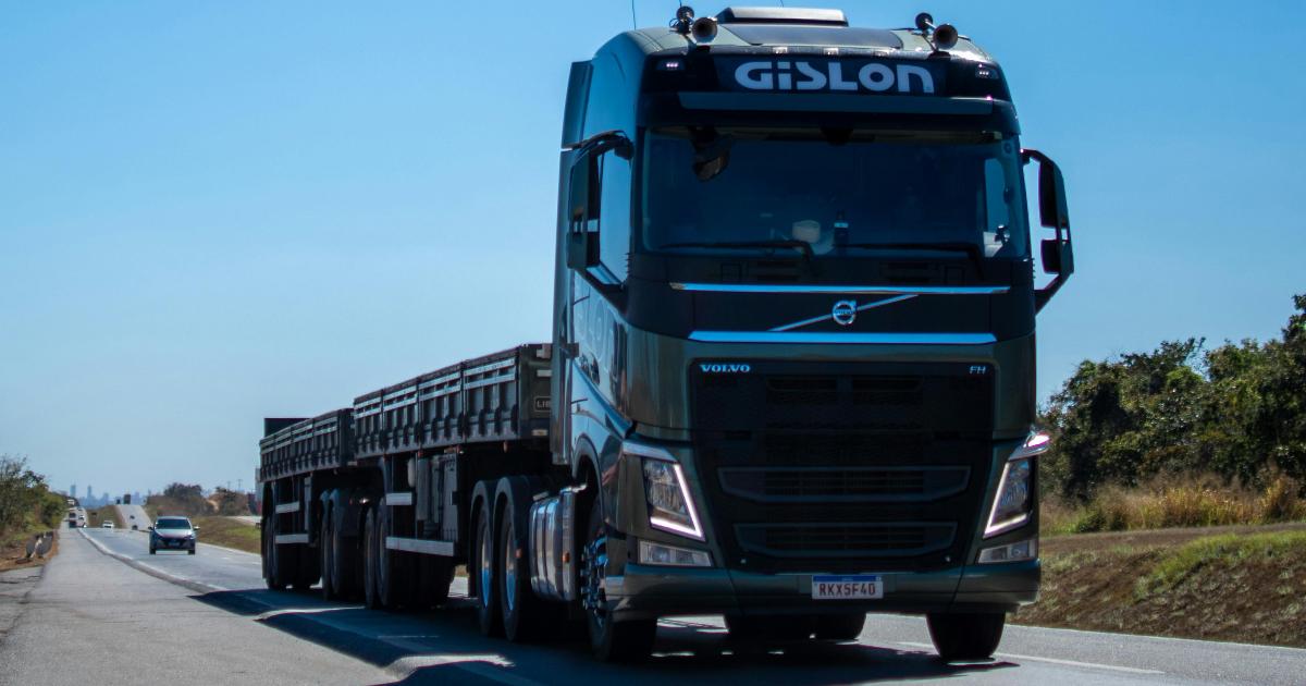 Si aggrappa al camion in corsa per smascherare il presunto tradimento del marito: la folle scena diventa virale