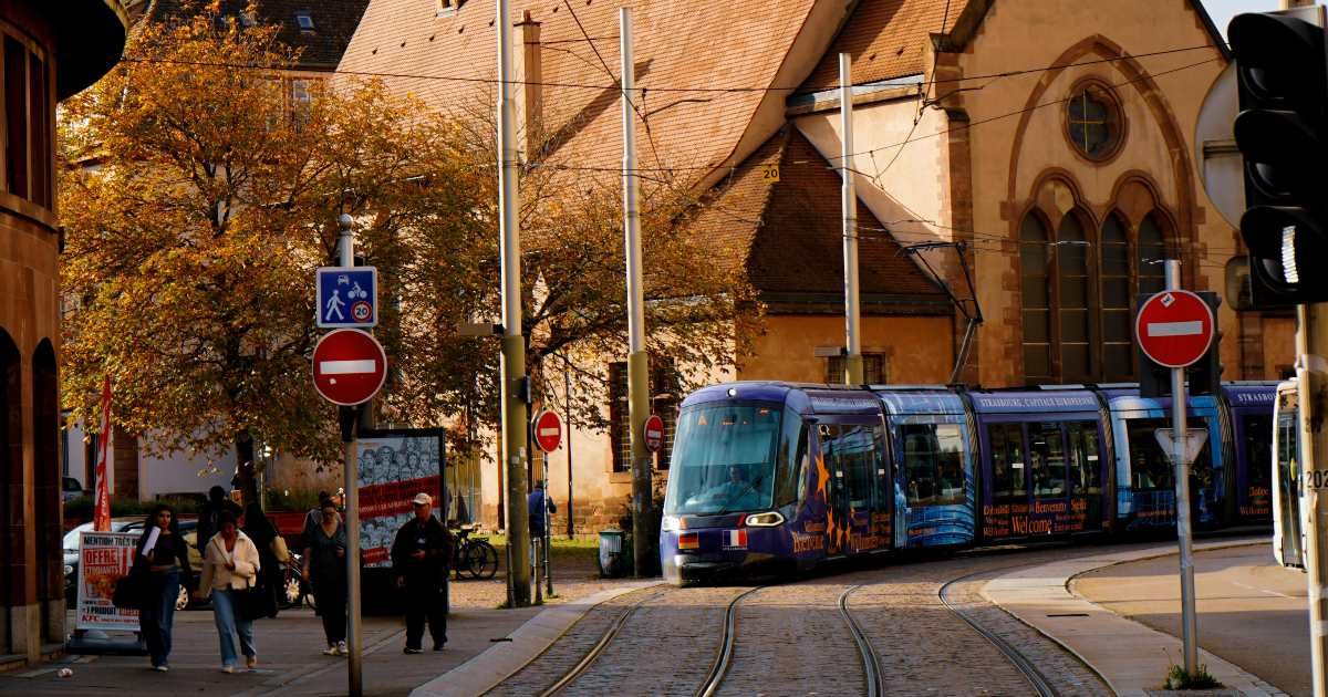 Sposa un tram a Strasburgo e ci fa l’amore: la storia insolita di Sandra e del convoglio 3013