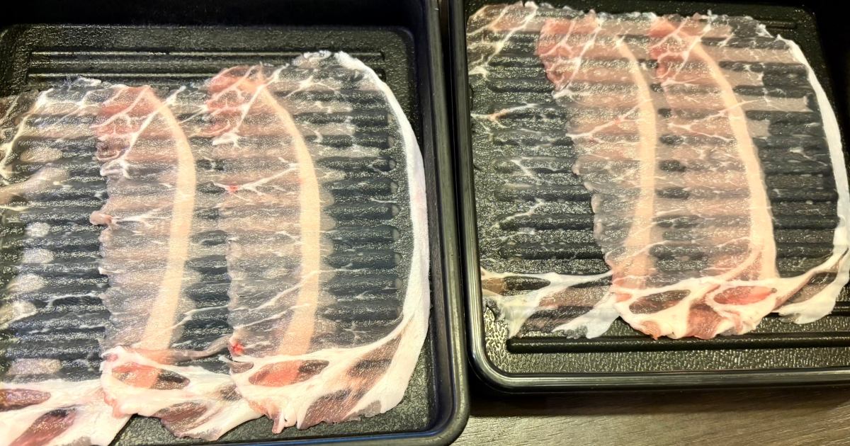 Ristorante del “maiale invisibile” diventa virale: fette così sottili da essere trasparenti
