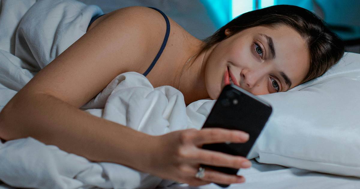 La luce blu rovina davvero il sonno? L’inchiesta che mette tutto in dubbio