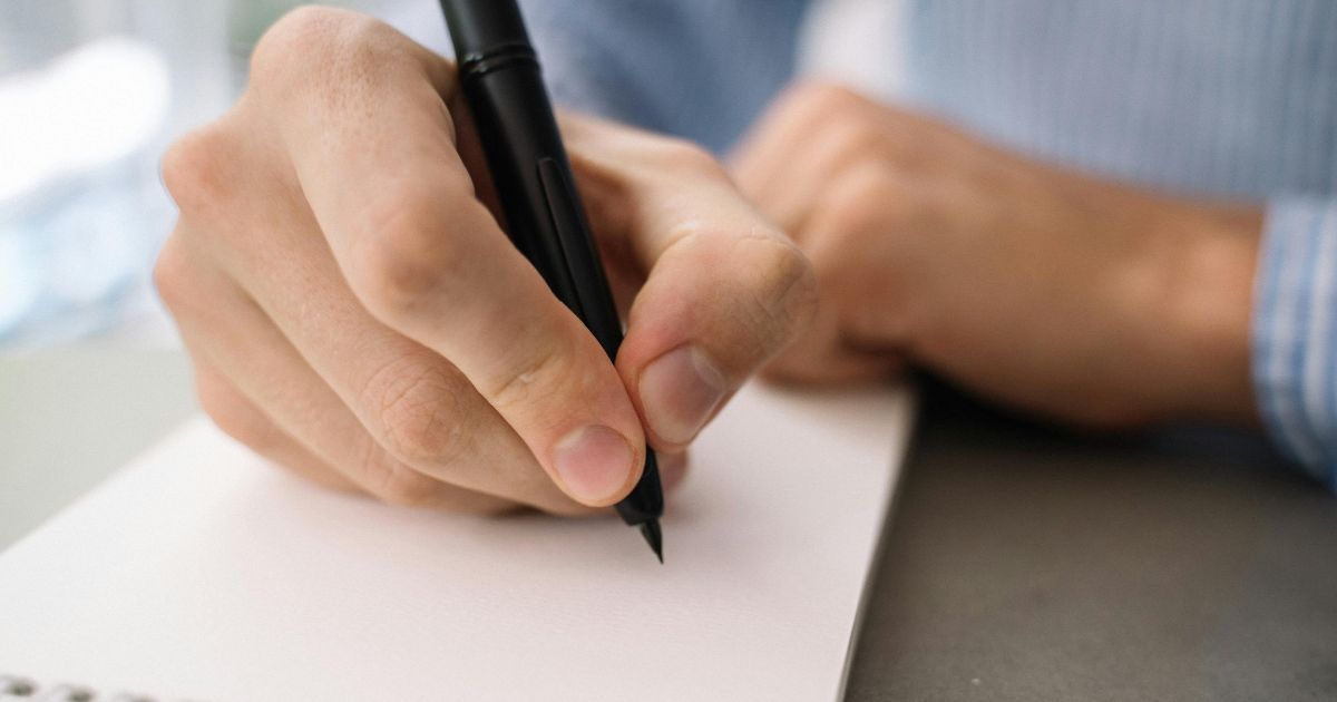Perché quasi tutti usano la mano destra: la strana storia della nostra asimmetria evolutiva