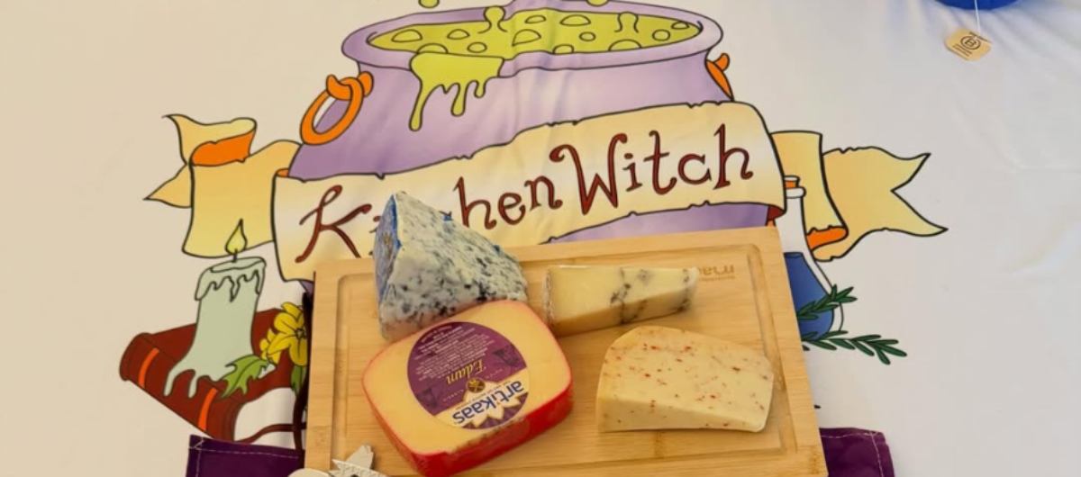 La “strega del formaggio” che legge il futuro con i latticini: la curiosa pratica della tyromanzia