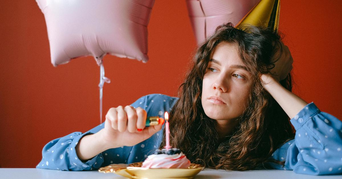 Sei triste il giorno del tuo compleanno? La scienza e l’astrologia spiegano perché ti senti strano proprio quel giorno
