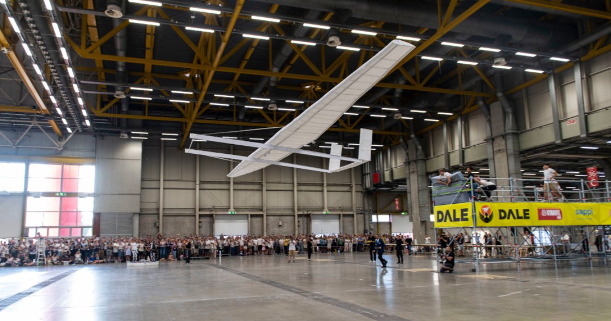 L’aereo di carta più grande del mondo è lungo 7 metri ed è italiano [+VIDEO]