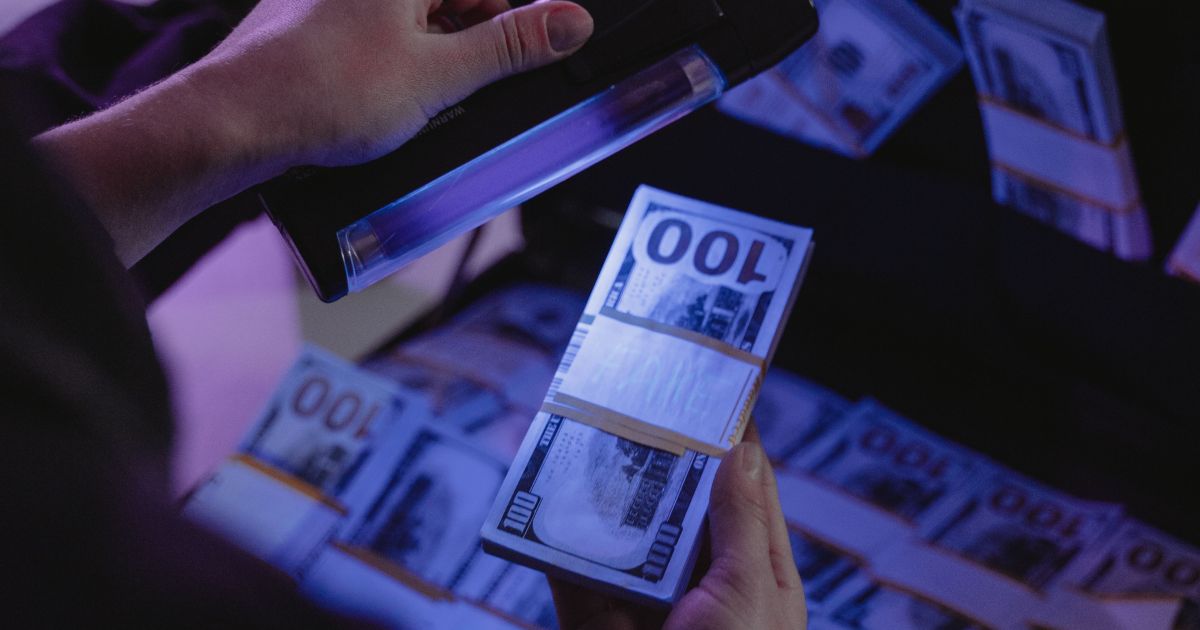 Direttore di banca sottrae 45.000 dollari nel caveau e li sostituisce con banconote giocattolo